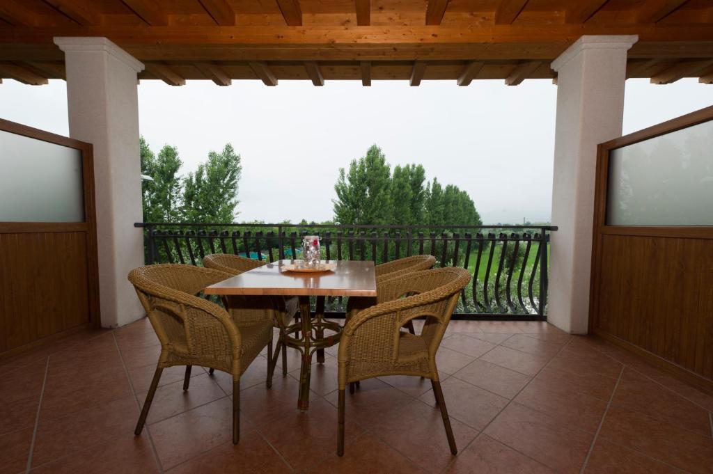 Locanda Ristorante Al Cardellino Bardolino Bagian luar foto