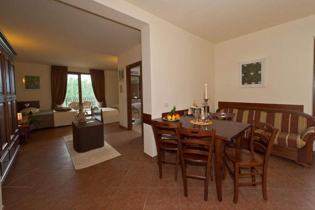 Locanda Ristorante Al Cardellino Bardolino Bagian luar foto